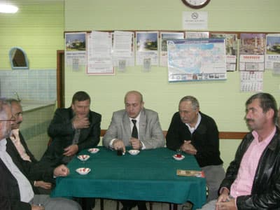 <strong><font face="Arial" size="2">4-Mevcut Darboğazların Aşılması İ&ccedil;in Gerekli &Ccedil;&ouml;z&uuml;m &Ouml;nerileri</font></strong> <p><font face="Arial" size="2">Yapılacak orta ve uzun vadeli politikaların ve stratejilerin belirlenmesinin yanı sıra &uuml;retim pazarlamada belli hususların yerine getirilerek alt sekt&ouml;r ve &uuml;r&uuml;n bazında yeni politikalar oluşturulmalıdır. </font></p><p><font face="arial,helvetica,sans-serif" size="2">- &Ccedil;ift&ccedil;i ile ilgili sadece tarıma kredi veren destekleyen bir finans kuruluşuna veya bankaya acilen ihtiya&ccedil; bulunmaktadır. Bu &ccedil;er&shy;&ccedil;evede Ziraat Bankası'nın kurulacak olan &ccedil;ift&shy;&ccedil;i birliklerine verilmesi uygundur.</font></p><p><font face="arial,helvetica,sans-serif" size="2">- Destekleme politikaları &uuml;retimin y&ouml;n&shy;lendirilmesi &uuml;reticinin &uuml;retime devam etmesi ve ihtiya&ccedil; duyulan &uuml;r&uuml;nlere y&ouml;nelmesi şeklin&shy;de yeniden d&uuml;zenlenmelidir.</font></p><p><font face="arial,helvetica,sans-serif" size="2">- &Uuml;r&uuml;n borsalarının geliştirilmesi sağlanmalıdır. Bu sayede destekleme alımlarının Devlet b&uuml;t&ccedil;esi &uuml;zerindeki olumsuz etkileri azalacak teknik ve uygulamaya y&ouml;nelik altyapı mekanizmalarının kurulması sağlanacak ve tarımsal &uuml;r&uuml;n ticareti ile ilgili t&uuml;m tarafların yararlanabileceği sistemler ortaya konabilecektir.</font></p><p><font face="arial,helvetica,sans-serif" size="2">- Sekt&ouml;r&uuml;n daha iyi işleyebilmesi a&ccedil;ısından tarımsal politikaların belirlenmesi sırasında uygulayıcılara en doğru bilgilerin sunula&shy;bilmesi i&ccedil;in &quot;Tarımsal Veri Tabanı&quot; oluşturulmalıdır. </font></p><p><font face="arial,helvetica,sans-serif" size="2">- Tarımsal &uuml;r&uuml;n ithalatı kontroll&uuml; bir şekilde yapılmalı &uuml;reticiler ithalat nedeniyle mağdur edilmemelidir. </font></p><p><br /><font face="arial,helvetica,sans-serif" size="2">- Tarımın &ouml;nemli girdilerinden olan g&uuml;bre Tarım K&ouml;yişleri Bakanlığı'nın denetim ve g&ouml;zetimi altına alınmalı politikası belirlen&shy;meli , fiyatları ve kalite durumu kontrol altına alınmalı tekelcilik yaratılmamalı ve zamanında temin edilmelidir. </font></p><p><font face="arial,helvetica,sans-serif" size="2">- Ekolojik tarımın (doğal şartlarda &uuml;re&shy;tim) geliştirilmesi i&ccedil;in her t&uuml;rl&uuml; tedbir alınmalı pilot b&ouml;lgeler se&ccedil;ilerek buralarda yapılan &ccedil;alışmalar ve sonu&ccedil;lar daha sonra yurt genelinde genişletilerek uygulanmalıdır.</font></p><p><font face="arial,helvetica,sans-serif" size="2"><strong>5- &Uuml;lkemiz hayvancılığını geliştirmek ve i&ccedil;inde bulunduğu darboğazlardan kurtarmak i&ccedil;in;</strong></font></p><p><font face="arial,helvetica,sans-serif" size="2">Hayvancılık işletmeleri optimum b&uuml;y&uuml;kl&uuml;ğe ulaştırılmalı<br />Sun'i ve tabii tohumlama gibi hayvan ıslah &ccedil;alışmalarına &ouml;nem verilmeli ve embriyo nakline başlanmalı<br />Yem bitkisi &uuml;retimi ve staj yapımı teşvik edilmeli<br />Hayvan hastalık ve zararlıları ile m&uuml;cadeleye &ouml;nem verilmeli<br />Yurt i&ccedil;i hayvan hareketleri kontrol altına alınmalı<br />Ka&ccedil;ak hayvan ve et girişi kesinlikle &ouml;nlenmelidir. </font></p>