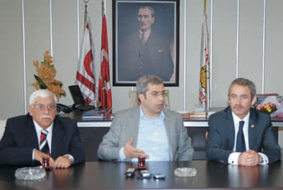 <strong><font face="Arial" size="2">İşsizlik &Ccedil;ığ Gibi Arttı</font></strong> <p><font face="Arial" size="2">İl Başkanı S&uuml;leyman Baş Sakarya&rsquo;nın sorunları ve bu sorunlara getirdikleri &ccedil;&ouml;z&uuml;m &ouml;nerilerinin de i&ccedil;inde bulunduğu dosyayı genel başkana vererek Ankara'da bu konuların takip&ccedil;isi olmasını istedi. </font></p><p><font face="arial,helvetica,sans-serif" size="2">Genel Başkan Salih Uzun; Sakarya'da olduğu gibi t&uuml;m T&uuml;rkiyede de halkın &ccedil;ok zor durumda olduğunu, sorunlarının aşağı yukarı aynı olduğunu, işsizliğin &ccedil;ığ gibi arttığını, ekonomik durumun herkezce malum olduğunu ve &ccedil;ift&ccedil;inin iflas noktasına geldiğini beyan ederek h&uuml;k&uuml;metin bu konuları g&ouml;rmezden geldiğini bildirdi. Yakın bir zamanda yapılacak olan erken genel se&ccedil;imlerde halkımız gereken cevabı verecektir dedi.<br />&nbsp;</font></p>