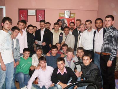 <p><font face="arial,helvetica,sans-serif" size="2"><strong>BOYKOT &Ccedil;AĞRISI<br /></strong><br />AGD (Anadolu Gen&ccedil;lik Derneği) Erenler İl&ccedil;e Başkanı Faruk Akyol&rsquo;da katıldığı toplantıda a&ccedil;ıklamalarda bulundu. Akyol, yaptığı konuşmasında <font color="#333399">&ldquo;İşgalci İsrail ordusu, Mescid-i Aksa&rsquo;yı ablukaya almış ve kapılarını kilitlemiştir. 1 milyon aşırı Siyonist &quot;Yom Kippur&quot; bayramı dolayısıyla Aksa'ya baskın d&uuml;zenlemeyi planlamaktadırlar. Siyonist ordusunun ve işgalci polis g&uuml;c&uuml;n&uuml;n t&uuml;m engellemelerine rağmen canlarını ortaya koyarak direnen ve Mescid-i Aksa'da n&ouml;bete duran binlerce Kud&uuml;sl&uuml; kardeşimiz, işgalcilerle &ccedil;atışma i&ccedil;indedir. Rasulullah <strong>&lsquo;Bir haksızlık g&ouml;rd&uuml;ğ&uuml;n&uuml;zde ilk &ouml;nce elinizle m&uuml;dahale edin, buna g&uuml;c&uuml;n&uuml;z yetmiyorsa dilinizle m&uuml;dahale edin, eğer buna da g&uuml;c&uuml;n&uuml;z yetmiyorsa kalbinizle buğz edin ama sonuncusu imanın en zayıf halidir&rsquo;</strong>.&nbsp;Filistin&rsquo;de kardeşlerimize bir haksızlık yapılıyor iken l&uuml;tfen susmayalım. Elimizle m&uuml;dahalemiz olan boykot silahına başvuralım ve ilk kıblemiz olan Mescid-i Aksa i&ccedil;in dua edelim&rdquo;</font> ifadeleri yer aldı.</font></p>