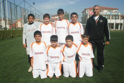 <p><font face="arial,helvetica,sans-serif" size="2"><strong>Toplu Sonu&ccedil;lar: </strong><br /><br /><strong><font color="#333399">Mehmet G&ouml;lhan İ&Ouml;O 2 &Ouml;zel Ufuk İ&Ouml;O 2</font></strong><br /></font><br /><font face="arial,helvetica,sans-serif" size="2"><strong>Saha:</strong> Erenler Spor Kompleksi<br /><strong>Hakem:</strong> Oğuz Caner<br /><br /><font color="#333399">Mehmet G&ouml;lhan İ&Ouml;O (2):</font> Sezer Ahmet Ali Hakkı Serhat Atakan Furkan Enes Aykut Abdulvehab Enes<br /><strong>Antren&ouml;r:</strong> Pelinay Tohumcu<br /><br /><font color="#333399">&Ouml;zel Ufuk İ&Ouml;O (2):</font> Alper Abdullah Aykut Ethem Ramiz Ensar Mert Yasin Kemal Levent Berke Hakan<br /><strong>Goller:</strong> Furkan dk 3 Enes dk 26 ( M.G&ouml;lhan)&nbsp; Berke dk 2-22 ( &Ouml;.Ufuk )</font></p>