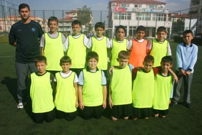 <p><font face="arial,helvetica,sans-serif" size="2"><strong><font color="#333399">Ali Dilmen İ&Ouml;O 5 &ndash; Y&uuml;cel Ballık İ&Ouml;O&nbsp; 3</font>&nbsp;</strong></font></p><p><font face="arial,helvetica,sans-serif" size="2"><strong>Saha:</strong> Erenler Spor Kompleksi<br /><strong>Hakem:</strong> Olcay Şeng&uuml;l<br /><br /><font color="#333399">Ali Dilmen İ&Ouml;O ( 5 ): </font>Barış Efehan Oğuzhan Selim Ersin Taha Batuhan Burak Emre Ceyhun Enes Erhan Oğuzhan<br /><strong>Antren&ouml;r:</strong> Olcay Şeng&uuml;l<br /><br /><font color="#333399">Y&uuml;cel Ballık İ&Ouml;O ( 3 ):</font> İsmail Cengiz Furkan Barış Hasan Bahadır Tuğberk Oğuzhan V.Ensar Mustafa Burak Bilal Ufuk<br /><strong>Antren&ouml;r:</strong> Oğuz Caner<br /><strong>Goller:</strong> Burak dk 5-12 Batuhan dk 10 Ersin 17 Selim dk 22 ( Dilmen ) Vedat dk 3 Hasan dk 26&nbsp; Burak dk 30 ( Y&uuml;cel Ballık )</font></p>