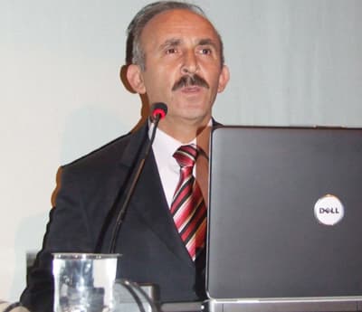 <p><font face="arial,helvetica,sans-serif" size="2"><strong>4 Ana Hedef</strong></font></p><p><font face="arial,helvetica,sans-serif" size="2">2009 &Ouml;SS ve SBS sonu&ccedil;larının detaylı bir şekilde incelendiğini ifade eden Yazıcı, <font color="#333399">&ldquo;&Ouml;l&ccedil;mediğiniz bir değeri y&ouml;netmeniz m&uuml;mk&uuml;n değildir</font>&rdquo; diyerek,<font color="#333399"> &ldquo;Bu projeyi</font><font color="#333399"> ortaya koyarak 4 ana hedef tespit ettik. İlk olarak &uuml;&ccedil; yılda başarı seviyemizi ilk 20 il arasına sokmayı ama&ccedil; edindik. T&uuml;m imkanları ve dinamikleri harekete ge&ccedil;irerek ilimizin ekonomik gelişmişlik d&uuml;zeyine uygun eğitim kalitesini yakalamayı ama&ccedil;ladık&rdquo;</font> dedi.</font></p><p><font face="arial,helvetica,sans-serif" size="2">Adapazarı Kaymakamı Akın Yılmaz da başarının neden yakalanamadığının sorgulanması gerektiğini ifade ederek<font color="#333399">, &ldquo;Aile, okul ve &ccedil;evre unsuru insanı şekillendiren etkenlerdir. &Ouml;ğretmen ise sosyal ve k&uuml;lt&uuml;rel olarak damgayı vurandır. Eğitim kaynaklarını ve imkanları kullanmak i&ccedil;in herkes &uuml;zerine d&uuml;şeni yapmalıdır&rdquo;</font> dedi. </font></p>