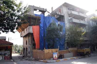 <strong><font face="Arial" size="2">Usuls&uuml;z Bina 20 Yıl Sonra Yıkılacak</font></strong> <p><font face="Arial" size="2">Ka&ccedil;ak yapı kontrollerinde ilgin&ccedil; durumlarla da karşılanıyor. Karaağa&ccedil; Bulvarı'nda ismi a&ccedil;ıklanmayan bir kişiye ait olan ve 1979 yılında yapılan binanın yola 3,40 metre taştığı tespit edildi. Binanın yola taşan kısmının yıkılması durumunda binanın statiğini olumsuz y&ouml;nde etkilemesi sebebiyle binanın tamamen yıkılması kararlaştırıldı. Ekipler yıkıma başladı.</font></p><p><font face="arial,helvetica,sans-serif" size="2">Adapazarı Belediyesi sınırları i&ccedil;indeki t&uuml;m yapıların fotoğrafını &ccedil;ekerek arşive koydu. Bilgi İşlem M&uuml;d&uuml;rl&uuml;ğ&uuml; b&uuml;nyesinde oluşturulan Kent Bilgi Sistemi d&acirc;hilinde belediye sınırları i&ccedil;indeki t&uuml;m yapıların mevcut durumları ve boş arsaların fotoğraflandı. Sistem sayesinde ka&ccedil;ak yapılar kontrollerde kolayca belirleniyor.</font></p>