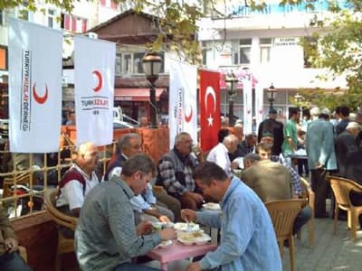 Kızılay, Halk Pilavı Dağıttı 