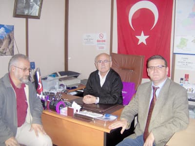 <p><font face="arial,helvetica,sans-serif" size="2"><strong><font color="#333399">Semerciler Mahallesi&nbsp;Muhtarları mahallenin sorunlarını ve isteklerini &ouml;zetle ş&ouml;yle dile getirdi.</font></strong> </font></p><p><font face="arial,helvetica,sans-serif" size="2">1- Muhtarların &ouml;zl&uuml;k haklarının ve fonksiyonlarının iyileştirilmesi i&ccedil;in &ccedil;alışma yapılmalı<br />2- Se&ccedil;imle g&ouml;reve gelen muhtarların, g&ouml;revleriyle orantılı yetkiye sahip olmamakla birlikte bakanlık tarafından kendilerine tahsis edilen paranın, Bağ-Kur prim bor&ccedil;larını bile &ouml;demelerine imkan vermiyor<br /></font><font face="arial,helvetica,sans-serif" size="2">3- Kredi kartları y&uuml;z&uuml;nden gelen icralıklarla uğraşmaları. Sepetlerin&nbsp; icra ve celse evraklarıyla dolu olmasının kaygı verici, <br />4-Yardıma muhta&ccedil; kişilerin isim listesi muhtardan&nbsp; alındıktan sonra isimler miktarınca yardım gelmemesi bir &ccedil;ok zorluklara sebebiyet vermektedir. Ayrıca yardımların esnaftan toplanıp belediyenin adına dağıtılması b&uuml;y&uuml;k hata. <br />5- Belediye tarafından atanan mahalle temsilcilerinin muhtarın &uuml;st&uuml;nde değil yanında yer alması gerekliliği, belediye temsilcilerinin raporlarına itimat edilirken muhtarın mahalle raporuna itimat edilmiyor<br />6- Sorunların zamanında dinlenip sonucu k&ouml;t&uuml;ye gitmeden &ccedil;&ouml;z&uuml;lmesin i&ccedil;in muhtarların ikazlarına değer verilmeli</font></p><p><font face="arial,helvetica,sans-serif" size="2"><strong>Semerciler Mahallesi'nin istekleri</strong></font></p><p><font face="arial,helvetica,sans-serif" size="2">1- Asfaltlama &ccedil;alışmalarının uzun d&ouml;nemli yapılması <br />2- Okulun &ouml;n&uuml;ndeki yola ara&ccedil;ların yavaşlaması i&ccedil;in set yapılması (imza toplanıp başvurulduğu halde yapılmadı)<br />3- &Ccedil;&ouml;p konteynırlarının tamamlanması isteği<br />4- &Ccedil;ocuk oyun alanlarının, spor yerlerinin yapılması</font></p>