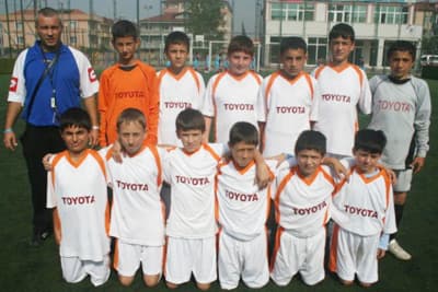 <p><font face="arial,helvetica,sans-serif" size="2"><strong>Saha:</strong> Erenler Spor Kompleksi<br /><strong>Hakem:</strong> Oğuz Caner<br /><br /><strong><font color="#333399">Mehmet G&ouml;lhan İ&Ouml;O 2 Yeşiltepe İ&Ouml;O 1<br /></font></strong><br /><strong><font color="#333399">Mehmet G&ouml;lhan İ&Ouml;O (2):</font></strong> Sezer Ahmet Hakkı Abdulah Serhat Furkan&nbsp;Enes Erkut Abdulvahap M.Can Ali Atakan<br /><strong>Antren&ouml;r:</strong> Pelinay Tohumcu<br /><strong><font color="#333399">Yeşiltepe İ&Ouml;O (1):</font></strong> Ahmet Sezgin Onurcan Mert Volkan Semih Yakup Oğuz Behnan<br /><strong>Antren&ouml;r:</strong> Fatih Kanbur<br /><strong>Goller:</strong> Enes dk 12 Furkan dk 34 ( Mehmet G&ouml;lhan) Semih dk 22 (Yeşiltepe)</font></p>