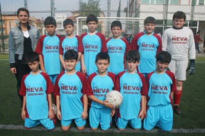 <p><font face="arial,helvetica,sans-serif" size="2"><strong>Saha:</strong> Erenler Spor Kompleksi<br /><strong>Hakem:</strong> Hasan Sabri Yılmaz</font></p><p><font face="arial,helvetica,sans-serif" size="2" color="#333399"><strong>&Ouml;zel Neva&nbsp; İ&Ouml;O 0 -&nbsp; Y&uuml;cel Ballık İ&Ouml;O 3</strong></font></p><p><font face="arial,helvetica,sans-serif" size="2"><strong><font color="#333399">&Ouml;zel Neva İ&Ouml;O (0):</font></strong> Salih Furkan Samican Abidin Abdullah Selimcan Abdussamet Numan Osman Kadir<br /><strong>Antren&ouml;r:</strong> Elif &Ccedil;akıroğlu<br /><font color="#333399"><strong>Y&uuml;cel Ballık ( 3 ):</strong></font> İsmail Cengiz Furkan Barış Hasan Bahadır Tuğberk Oğuzhan Vedat M.Nurullah Burak Hami<br /><strong>Antren&ouml;r:</strong> Oğuz Caner<br /><strong>Goller:</strong> Hasan dk 14 Burak dk 19 Nurullah dk 36 ( Y&uuml;cel Ballık )</font></p>