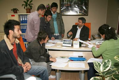 <font size="2"><font face="Arial"><strong>Kayıtlar Devam Ediyor</strong><br /><br />Kayıtların ger&ccedil;ekleştirildiği B&uuml;y&uuml;kşehir Belediyesi &Ccedil;&ouml;z&uuml;m Masası, trekking seven Sakaryalılarla dolup taşıyor. Doğa y&uuml;r&uuml;y&uuml;şlerine &ouml;zellikle gen&ccedil;ler b&uuml;y&uuml;k ilgi g&ouml;steriyorlar. B&uuml;y&uuml;kşehir Belediyesi &Ccedil;&ouml;z&uuml;m Masası yetkililerinden alınan bilgiye g&ouml;re, her hafta ayrı ayrı mevkilerde ger&ccedil;ekleştirilecek y&uuml;r&uuml;y&uuml;şlerin 50 kişilik grupla ger&ccedil;ekleştirileceği ve ilk 3 haftalık y&uuml;r&uuml;y&uuml;şlerin kayıtlarının tamamlandığı belirtildi. &Ccedil;&ouml;z&uuml;m Masası yetkilileri Doğa Y&uuml;r&uuml;y&uuml;şleri'ne Sakaryalıların b&uuml;y&uuml;k ilgi g&ouml;sterdiğini belirterek şu ana kadar 253 kişinin bu y&uuml;r&uuml;y&uuml;şlere katılmak i&ccedil;in kayıt yaptırdığını s&ouml;yledi. Kayıtları dolan 3 haftalık y&uuml;r&uuml;y&uuml;şlerin ardından, kalan 4 haftalık y&uuml;r&uuml;y&uuml;şlerin kayıtları ise devam ediyor. Doğa y&uuml;r&uuml;y&uuml;şleri hakkında bilgi almak isteyenler, &Ccedil;&ouml;z&uuml;m Masası'nın 153 numaralı telefonundan detaylı bilgiler alabiliyorlar.</font></font>