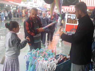 Vatandaş "Islanmam" Dedi, Şemsiyecilerin Yüzü Güldü