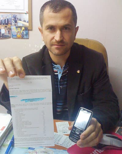 <font size="2"><font face="Arial"><strong><font color="#000000">Ucuza Telefon Satma Devri Bitti</font></strong><br /><br />SATSO 31. Meslek Komitesi (Telekom&uuml;nikasyon ve bilgisayar faaliyetleri meslek gurubu) Başkanı Murat Korkmaz, yeni vergilerin &ccedil;ıkmazda olan cep telefonu satıcılarını ve t&uuml;keticileri olumsuz y&ouml;nde etkileyeceğini s&ouml;yledi. Korkmaz, bayilerde satılan en ucuz telefonun &uuml;zerinde dahi radyo bulunduğunu bundan sonra yeni piyasaya sunulan telefonların en az y&uuml;zde sekiz zamlı olacağını ifade ederek, <font color="#333399">&quot;Esnafımız krizle birlikte b&uuml;y&uuml;k &ccedil;ıkmazda. Piyasada para d&ouml;nm&uuml;yor. Telefonlar d&ouml;vize endeksli bize geliyor. Yeni vergiler bizi t&uuml;keticiyle karşı karşıya getirecek. Ucuza telefon satma devri bitti&quot;</font> dedi. <br /><br /><strong><font color="#000000">Yeni Vergi Alınacak</font></strong><br /><br />Yeni d&uuml;zenlemeye g&ouml;re, radyo ve televizyon yayınlarını almaya yarayan cep telefonları &uuml;zerinde radyo ve tv yayınlarını almaya yarayan navigasyon cihazı bulunan kara, hava, deniz taşıtları, &uuml;zerlerinde radyo bulunan t&uuml;m cihazlar, radyo veya tv yayınlarını almaya yarayan set up box cihazları y&uuml;zde 16, her t&uuml;rl&uuml; uydu alıcıları ev sinema sistemleri gibi &ccedil;eşitli cihazlardan y&uuml;zde 8'den başlayan y&uuml;zde 16 arasında değişen oranlarda yeni bir vergi alınmasını &ouml;ng&ouml;r&uuml;yor. </font></font>