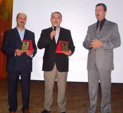 <strong><font face="Arial" size="2">Tahmini B&uuml;t&ccedil;e Oylandı</font></strong> <p><font size="2"><font face="Arial">2009-2010 &ouml;ğretim yılında Okul Aile Birliği y&ouml;netimine aday olan Nuri &Ccedil;eteci, M&uuml;kerrem Hasbek, İlyas Kahya ve H&uuml;sn&uuml; Sağlam tarafından hazırlanan y&ouml;netim ve denetim kurulları listesinin oy birliği ile kabul edilmesi &uuml;zerine k&uuml;rs&uuml;ye gelen Nuri &Ccedil;eteci genel kurula g&ouml;stermiş oldukları tevecc&uuml;hten dolayı teşekk&uuml;r ederek verilen hizmetleri en g&uuml;zel şekilde devam ettireceklerini s&ouml;yledi. <br /><br />Bundan sonra 2009-2010 &Ouml;ğretim Yılı Tahmini B&uuml;t&ccedil;esinin g&ouml;r&uuml;ş&uuml;lmesine ge&ccedil;ildi. B&uuml;t&ccedil;e kalemlerinin okunmasından sonra yapılan oylamada tahmini b&uuml;t&ccedil;e oy &ccedil;okluğu ile kabul edildi.</font></font></p>
