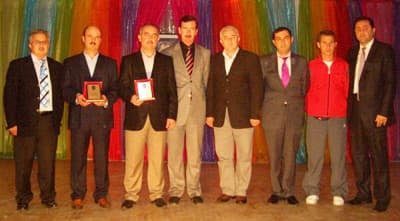 <strong><font face="Arial" size="2">%69 Başarılı Okul</font></strong> <p><font face="Arial" size="2">Toplantının sonunda &uuml;&ccedil; yıl s&uuml;re ile Okul Aile Birliği Başkanlığı g&ouml;revini y&uuml;r&uuml;ten &Ouml;m&uuml;r &Ccedil;akar ve başkan yardımcılığı yapan Murat &Ccedil;i&ccedil;ek&rsquo;e hizmetlerinden dolayı Okul M&uuml;d&uuml;r&uuml; Cumhur Karasu tarafından plaket verildi. &Ouml;m&uuml;r &Ccedil;akar yaptığı konuşmada, işlerinin yoğunluğundan dolayı bu g&ouml;revi bırakmak zorunda kaldığını belirterek başkanlığı s&uuml;resince kendilerine destek veren velilere teşekk&uuml;r etti. <br /><br />&Ccedil;akar,<font color="#333399"> &ldquo;Ge&ccedil;tiğimiz sene yapılan sınavlarda okulumuz %69'luk bir oran ile &uuml;st &ouml;ğrenime &ouml;ğrenci yerleştirerek başarısını artırmıştır. Okul M&uuml;d&uuml;r&uuml;m&uuml;z Cumhur Karasu, gecesi ve g&uuml;nd&uuml;z&uuml; ile kendini okulumuza adamaktadır. Onun gibi bir m&uuml;d&uuml;re sahip olduğumuz i&ccedil;in şanslıyız.&quot;</font> dedi. <br /><br />&Ccedil;akar konuşmasına t&uuml;m &uuml;yelerin ve velilerin okula sahip &ccedil;ıkması gerektiğini dile getirip s&ouml;zlerini <font color="#333399">&quot;Kayıt d&ouml;neminde okulumuza yapılan başvurular s&uuml;rekli artmaktadır. Bu da g&ouml;steriyor ki, Bah&ccedil;elievler Gazi İlk&ouml;ğretim Okulu kamuoyunda ger&ccedil;ekleştirdiği etkinlikler ve kazandığı başarılar nedeniyle &ouml;zel okul gibi algılanmaktadır&quot;</font> diyerek tamamladı.</font></p>