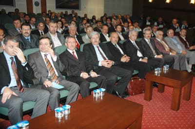 <font size="2"><font face="Arial"><strong>T&Uuml;RKİYE S&Uuml;T İHRACATI YAPABİLMELİ&nbsp;<br /></strong><br />&Uuml;lker, T&uuml;rkiye'nin her alandaki gelişiminin s&uuml;rd&uuml;r&uuml;lebilir kırsal kalkınma hedeflerine ulaşıldığı g&uuml;n ger&ccedil;ekleştirilmiş olacağına inandıklarını belirtti.&nbsp;&nbsp;&nbsp;<br /><br />T&uuml;rkiye'de &ouml;nemli oranda s&uuml;t ve s&uuml;t &uuml;r&uuml;nleri &uuml;retimi yapıldığını belirten &Uuml;lker, ş&ouml;yle konuştu: </font></font><font face="Arial"><font size="2" color="#333399">&quot;Tarım Bakanlığı verilerine g&ouml;re, T&uuml;rkiye'de toplam yıllık s&uuml;t &uuml;retimi 12 milyon ton ve bu miktar 642 milyon ton olan d&uuml;nya s&uuml;t &uuml;retimi sıralamasında T&uuml;rkiye'yi 16. b&uuml;y&uuml;k s&uuml;t &uuml;reticisi haline getirmektedir. &Uuml;z&uuml;lerek ifade etmeliyim ki 12 milyon ton &uuml;retimin sadece y&uuml;zde 40'ı s&uuml;t sanayisindeki modern tesislere gitmekte ve kayıtlı işlenmektedir. Geriye kalan y&uuml;zde 60'lık kesim&nbsp; sadece ekonomik a&ccedil;ıdan değil aynı zamanda hijyen denetimsiz &uuml;r&uuml;n&uuml; temsil etmektedir. Oysa AB'de oran y&uuml;zde 95 gibi &ccedil;ok y&uuml;ksek bir rakama karşılık gelmektedir. AS&Uuml;D olarak sosyal sorumluluk olarak kabul ettiğimiz bu sorunun &ccedil;&ouml;z&uuml;m&uuml;nde T&uuml;rkiye'nin s&uuml;t ihracatı yapabilir duruma gelmesini &ouml;nemli bir &ccedil;&ouml;z&uuml;m ve &ccedil;ıkış noktası olarak g&ouml;r&uuml;yoruz.''<br /></font><br /></font><font face="Arial" size="2">S&uuml;t sekt&ouml;r&uuml;n&uuml;n sorunlarının giderilmesinde ilk adımın uluslararası d&uuml;zeydeki kuruluşlara &uuml;ye olmaktan ge&ccedil;tiğini ifade eden &Uuml;lker, kurum olarak 58 &uuml;lkenin &uuml;ye olduğu Uluslararası S&uuml;t&ccedil;&uuml;l&uuml;k Federasyonu'na (IDF) yeni &uuml;ye kabul edildiklerini s&ouml;yledi.&nbsp;&nbsp;</font>