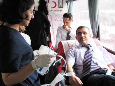 Bu Markette Kan Veren Kişiler %20 İndirim Kazanıyor