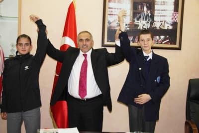 <font size="2"><font face="Arial"><strong><font color="#000000">Sporcularımızla Gurur Duyuyoruz</font></strong><br /><br />Başkan İnci, Hendek'in sporda bir&ccedil;ok başarılara imza attığını belirterek, <font color="#333399">&ldquo;Sporcularımızla gurur duyuyoruz. &Uuml;lkemizi her yerde en iyi şekilde temsil etmişlerdir. İl&ccedil;emizden g&uuml;reş dalında bir d&uuml;nya şampiyonu, Balkan Şampiyonu ve T&uuml;rkiye Şampiyonu &ccedil;ıkardık. Karatede de yine T&uuml;rkiye ve Balkan Şampiyonları &ccedil;ıkardık, yakında Fas'da yapılacak olan D&uuml;nya Karate Şampiyonası'nda da sporcularımızdan D&uuml;nya Şampiyonluğu bekliyoruz. Sporcularımızı yetiştiren antren&ouml;rleri Nurkan Kayacak'ı da başarılarından dolayı tebrik ediyorum&rdquo;</font> dedi.</font></font>