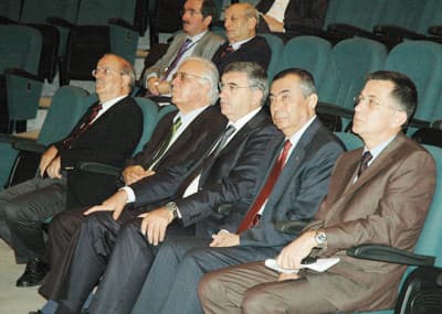 <font face="Arial" size="2">Akalın, 2005 yılı verilerine g&ouml;re d&uuml;nyada 6 bin 912 dil ve leh&ccedil;enin konuşulduğunu ifade ederek şunları s&ouml;yledi: &quot;Her &uuml;lkenin, resmi dil, devlet dili, cumhuriyet dili ve benzeri değişik adlarla anılan dili olduğu gibi ana dili bu dilden farklı olan yurttaşları da bulunmaktadır. Bu yurttaşların yaşadıkları &uuml;lkenin resmi dilini &ouml;ğrenmesi yasal bir zorunluluk olmasa da o &uuml;lkenin hizmetlerinden yararlanabilmesi i&ccedil;in yurttaşı oldukları &uuml;lkenin resmi dilini &ouml;ğrenmelerinin ne derece gerekli olduğu herkes&ccedil;e bilinmektedir. Bu bakımdan Balkan &uuml;lkelerinde yaşayan T&uuml;rklerin yurttaşı oldukları &uuml;lkenin dilini &ouml;ğrenmeleri, ekonomik ve k&uuml;lt&uuml;rel alanlarda gelişmeleri, g&uuml;&ccedil;lenmeleri a&ccedil;ısından son derece &ouml;nemli. Bunun yanı sıra ana dilleri T&uuml;rk&ccedil;eyi de en iyi bir bi&ccedil;imde &ouml;ğrenmek, kuşaktan kuşağa aktarılarak T&uuml;rk&ccedil;enin &ouml;ğretilmesini sağlamak, k&uuml;lt&uuml;rlerini yaşatmak da onların doğal ve yasal haklarıdır.&quot;&nbsp;</font>