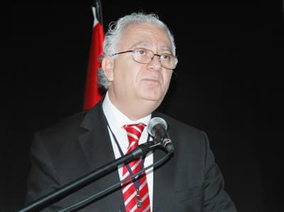 <font size="2"><font face="Arial"><strong>T&Uuml;RK&Ccedil;E BUG&Uuml;N EN G&Uuml;&Ccedil;L&Uuml; D&Ouml;NEMİNİ YAŞAMAKTADIR</strong>&nbsp;&nbsp;<br /><br />Şair Yahya Kemal'in ''T&uuml;rk&ccedil;enin &ccedil;ekilmediği yerler vatandır'' s&ouml;z&uuml;n&uuml; hatırlatan Akalın, tanımlanan vatan kavramının siyasi değil k&uuml;lt&uuml;rel bir kavram olduğunu s&ouml;yledi. Akalın, Yahya Kemal'in dil ve vatan kavramını bağdaştırmasının T&uuml;rk&ccedil;enin bir ger&ccedil;eği olduğunu anlattı.<br /><br />Bug&uuml;n T&uuml;rk&ccedil;e'nin sınırlarının T&uuml;rkiye sınırlarını aştığını belirten Akalın, şunları s&ouml;yledi: <font color="#333399">&quot;T&uuml;rkiye T&uuml;rk&ccedil;esi, Balkanlar, Kafkasya, Ortadoğu'da 'doğal konuşur alanlarında yazı dili olarak, konuşma dili olarak kullanılıyor. Televizyonlarımızın, radyolarımızın uydudan, sanal ortamdan yayın yapması, gazetelerimizin, dergilerimizin sanal ortamda yayımlanması, T&uuml;rk&ccedil;enin sesini b&uuml;t&uuml;n d&uuml;nyaya&nbsp; yayılmasını sağlamıştır.&quot;</font> </font></font>