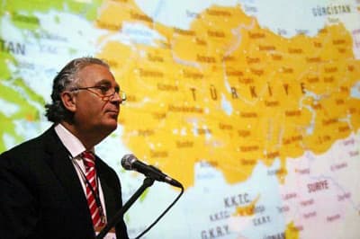 <font face="Arial" size="2">T&uuml;rk&ccedil;enin bug&uuml;n en g&uuml;&ccedil;l&uuml; d&ouml;nemini yaşadığını belirten Akalın, s&ouml;zlerine ş&ouml;yle devam etti:</font><font size="2"><font face="Arial"><font color="#333399"> &quot;T&uuml;rkiye T&uuml;rk&ccedil;esinin yaygınlık alanı T&uuml;rk&ccedil;enin imparatorluk dili olmasından kaynaklanmaktadır. Osmanlı T&uuml;rk&ccedil;esi diye adlandırdığımız T&uuml;rk&ccedil;enin yayılma alanı, Anadolu'yu, Balkanlar'ı, Kuzey Afrika ve Arabistan'ı kapsamaktaydı. Kuzey Afrika ve Arabistan gibi bazı b&ouml;lgelerde T&uuml;rk&ccedil;e konuşan&nbsp; &ccedil;ok azalmış, hatta t&uuml;kenmiş olabilir. Ancak T&uuml;rk&ccedil;e konuşurlarının varlığını s&uuml;rd&uuml;rd&uuml;ğ&uuml; b&ouml;lgelerle birlikte ve bu b&ouml;lgelerde yer adlarıyla aynı coğrafyada yaşayan ulusların dillerine verdiğimiz s&ouml;zc&uuml;klerle, yemek adlarıyla, giyim, kuşam, eşya adlarıyla T&uuml;rk&ccedil;e s&ouml;zc&uuml;kler canlı bir bi&ccedil;imde yaşamaktadır. Bu durum Balkan dilleri i&ccedil;in de ge&ccedil;erlidir.&quot;&nbsp;&nbsp;</font></font></font>