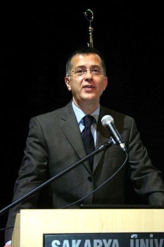 <font face="Arial" size="2">T&uuml;rk&ccedil;enin en &ccedil;ok s&ouml;zc&uuml;k verdiği dillerin başında Sırp&ccedil;anın geldiğini, bazı araştırmalara g&ouml;re 7 ile 9 bin arasında T&uuml;rk&ccedil;e s&ouml;zc&uuml;ğ&uuml;n bu dile ge&ccedil;tiğini s&ouml;yleyen Akalın, Sırp T&uuml;rkolog Mirjana Marinkovi&ccedil;'in saptamasına g&ouml;re bug&uuml;n i&ccedil;in T&uuml;rk&ccedil;eden alınma bu s&ouml;zc&uuml;klere karşılık bulunmasının m&uuml;mk&uuml;n olmadığını, bu s&ouml;zc&uuml;klerin artık Sırp&ccedil;anın malı olduğunu ifade etti.&nbsp;&nbsp;<br /><br />TDK'nın yayımladığı T&uuml;rk&ccedil;e Verintiler S&ouml;zl&uuml;ğ&uuml;'nde T&uuml;rk&ccedil;enin d&uuml;nya dillerine verdiği s&ouml;zc&uuml;kleri ortaya koyduklarını anlatan Akalın, s&ouml;zlerine ş&ouml;yle devam etti:<font color="#333399"> &quot;Tarih&ccedil;ilerin s&ouml;ylediği gibi, T&uuml;rk tarihi olmadan nasıl Balkan tarihi yazılmazsa, T&uuml;rk&ccedil;e g&ouml;z &ouml;n&uuml;ne alınmadan Balkan dilleri s&ouml;zl&uuml;ğ&uuml; ve dil bilgisi de yazılamaz. Bu &ccedil;alışmada en fazla s&ouml;zc&uuml;ğ&uuml; Balkan dillerine verdiğimizi g&ouml;rd&uuml;k. T&uuml;rk&ccedil;e Balkan coğrafyasının k&uuml;lt&uuml;rel zenginlik kaynağıdır. Balkanların ortak k&uuml;lt&uuml;r değeridir. Balkanlar'da T&uuml;rkiye Cumhuriyeti'nin sınırları dışında kalan &ouml;nemli bir n&uuml;fus T&uuml;rkiye T&uuml;rk&ccedil;esini edebiyat dili olarak, k&uuml;lt&uuml;r dili olarak kullandığı gibi bazı &uuml;lkelerde eğitim dili olarak da kullanılmaktadır.&quot;</font>&nbsp;&nbsp;&nbsp;</font>