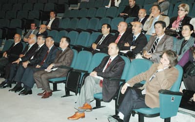 <font face="Arial" size="2">Bug&uuml;n Balkan &uuml;lkelerindeki T&uuml;rk&ccedil;e konuşurlarının kesin n&uuml;fusu ve yayılma alanları konusunda ayrıntılı bilgiye sahip olmadıklarını, bu coğrafyada son yıllarda yaşanan sınır değişikliklerinin bu bilgi eksikliğini daha da artırdığına işaret eden Akalın, TDK olarak T&uuml;rk&ccedil;enin yayılma alanlarını n&uuml;fus &ouml;l&ccedil;eğinde g&ouml;steren bir harita hazırlanması &ccedil;alışmasını y&uuml;r&uuml;tt&uuml;klerini belirtti.&nbsp;&nbsp;<br /><br />İki g&uuml;n s&uuml;recek ş&ouml;lende, Makedonya, Bulgaristan, Yunanistan, Romanya ve Kosova'dan gelen konuklar, bu &uuml;lkelerdeki T&uuml;rk&ccedil;e eğitimi ve yayın hayatına ilişkin bildiriler sunacak.&nbsp; </font>