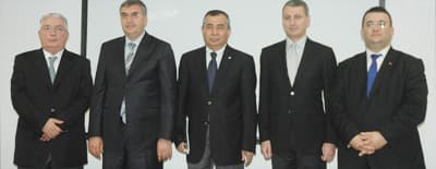 <p><font size="2"><font face="Arial">SATSO Y&ouml;netim Kurulu Başkanı Akg&uuml;n Altuğ ise Kocaeli, Sakarya, Bolu ve D&uuml;zce illerinin yatırımcılar a&ccedil;ısından &ccedil;ok &ouml;nem arz eden illerin başında geldiğini belirterek ş&ouml;yle konuştu:</font></font><font size="2"><font face="Arial"><font color="#333399"> &quot;Marmara kalkınma ajansı &uuml;yeleri olarak bizlerin yapması gerekenler ajans &ccedil;atısı altında bulunan illerde yapılacak yeni yatırımları iyi planlayıp b&ouml;lgemizde dengeli kalkınmayı sağlamaktır.&quot;</font></font></font></p><p><font face="Arial" size="2">Toplantı kısa adı MARKA olan TR 42 Marmara Kalkınma Ajansı Genel Sekreteri Erkan Ayan'ın &quot;ajans hizmetleri, &ccedil;alışmalar, personel, yatırım planları ve projeler&quot; hakkında bilgi vermesiyle sona erdi. <br /><br />Toplantı sonunda MARKA &uuml;yeleri birlikte toplu fotoğraf &ccedil;ektirdi.&nbsp; </font></p>
