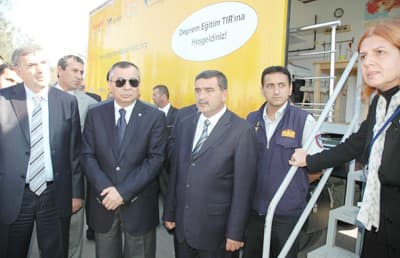 <font size="2"><font face="Arial"><strong>Her İle Gideceğiz</strong><br /><br />Sakarya'ya gelen eğitim tırı, Sakarya Kent Meydanı'nda vatandaşlara iki g&uuml;n g&ouml;rsel ve uygulamalı deprem bilgilendirme eğitimi verecek. Eğitim tırını Sakarya Valisi H&uuml;seyin Atak, B&uuml;y&uuml;kşehir Belediye Başkanı Zeki To&ccedil;oğlu, Adapazarı Belediye Başkanı S&uuml;leyman Dişli ve &ouml;ğrenciler ziyaret etti.&nbsp;&nbsp;<br /><br />Deprem tırı proje y&ouml;netmeni S&uuml;heyla Sezan, ama&ccedil;larının toplumda depremden korunma k&uuml;lt&uuml;r&uuml;n&uuml;n oluşturulması olduğunu belirterek, <font color="#333399">&quot;T&uuml;rkiye'nin b&uuml;t&uuml;n illerine gideceğiz. Kendimize ve &ccedil;evremizdekilere afetten sonra yardım alabilmek i&ccedil;in hazırlıklı olmak ve toplumda depremde korunma k&uuml;lt&uuml;r&uuml;n&uuml;n oluşmasına katkıda&nbsp;bulunmayı ama&ccedil;lıyoruz&quot;</font> dedi.&nbsp;</font></font>