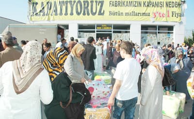 Sudan Ucuz Mobilyalara Vatandaşlar Hucüm Etti