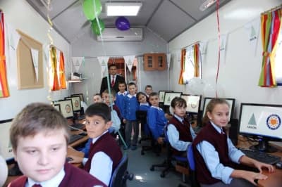 <p><font face="Arial" size="2">Yasal sınırlar i&ccedil;erisinde olmak &uuml;zere 34 metrekarelik tabanıyla en geniş tabana sahip olan treylerde, &ccedil;ocuklar i&ccedil;in eğitim ve etkinlik alanları bulunmasının yanı sıra eğitmenler i&ccedil;in de yaşam alanı bulunuyor. Bilişim ve Teknoloji Alanı, Serbest Etkinlik Odası ve Yaşam B&ouml;l&uuml;m&uuml; adı verilen 3 farklı alandan oluşan Ateşb&ouml;ceği treyleri, aynı anda 12 &ccedil;ocuğun eğitim alması amacıyla tasarlandı. Treyler i&ccedil;inde 12 adet kişisel bilgisayar, 1 adet yazıcı, klima, kablolu ve kablosuz internet sistemi, bilgisayarlar i&ccedil;in kesintisiz g&uuml;&ccedil; kaynağı, yazı panoları, acil &ccedil;ıkış kapısı, ısı camlı pencereler ve acil durum aydınlatmaları bulunuyor.&nbsp;&nbsp;&nbsp;<br /><br />Etkinlik odasında ise 1 adet 62 ekran LCD televizyon, 5+1 sinema sistemi, uydu alıcısı, projeksiyon cihazı ve perdesi, klima, kitaplık, katlanır masalar ve oturma yastıkları, yazı panoları, ısı camlı pencereleri ve acil durum aydınlatmaları bulunuyor. Yaşam b&ouml;l&uuml;m&uuml;nde de eğitmenlerin g&uuml;nl&uuml;k gereksinimlerini karşılamak i&ccedil;in tasarlanmış iki kişilik ranza, elbise dolapları, kitaplık, &uuml;t&uuml; masası, katlanır &ccedil;alışma masası ve oturma grubu, buzdolabı, &ccedil;amaşır makinesi, mutfak tezgahı ve dolapları yer alıyor.</font>&nbsp; </p>