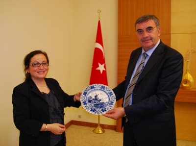 <font face="arial,helvetica,sans-serif" size="2"><strong><font color="#000000">Dostluk K&ouml;pr&uuml;s&uuml; Kuruyoruz</font><br /></strong><br />Konuklarını kapıda karşılayan Başkan Zeki To&ccedil;oğlu, ziyaretten duyduğu memnuniyeti dile getirdi.&nbsp;</font><font face="arial,helvetica,sans-serif" size="2">Dostluk mesajlarının verildiği ziyarette konuşan Başkan To&ccedil;oğlu, <font color="#333399">&quot;Globalleşen d&uuml;nyada insanlarımız daha fazla iletişim i&ccedil;erisinde. Bununla paralel olarak d&uuml;nya barışına herkes katkı sağlamak zorunda. Bilindiği &uuml;zere d&uuml;nyanın değişik yerlerindeki kentler birbirleriyle kardeş oluyor. Bizim de kardeş şehrimiz Hollanda'nın Delf şehri. Hollandalı kardeşlerimizle dostluk k&ouml;pr&uuml;s&uuml; kuruyoruz. Ayrıca birlikte projelere imza atacağız&quot;</font> dedi.</font>