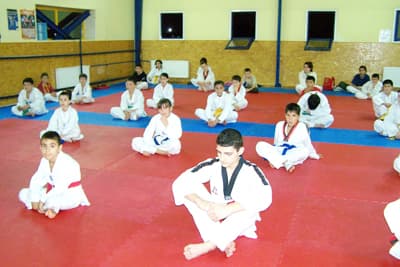 <strong><font face="Arial" size="2">Taekwondo Nezaketle Başlar, Nezaketle Biter</font></strong> <p><font face="Arial" size="2">Davut&nbsp;Cengiz &ccedil;alışmalar hakkında şu bilgiyi verdi. </font><font face="Arial" size="2" color="#333399">&quot;Sporcu salona girdiğinden itibaren t&uuml;m ciddiyetiyle bayrağı ve hocasını selamlar. Aynı şekilde hocasıda onlara eğilerek karşılık verir. Bu disiplin &ccedil;alışma bitene kadar devam eder. Taekwondocu herzaman Adil, tarafsız, haklıdan yana ve vatanperver olarak yetişir. TAEKWONDO &ccedil;alışmaları birka&ccedil; kısımdan oluşur. 1=Poomse&nbsp; 2=Hyank: Temel teknik kuralları, k&uuml;lt&uuml;r fizik, temel teknik &ccedil;alışması, ellik &ccedil;alışması, ikili &ccedil;alışma&nbsp;3=M&uuml;sabaka&nbsp;4=Kırış'tır. &Ccedil;alışmaya başamadan &ouml;ğrenci salona ve hocasına selam verir. Salonda 1=sessizlik&nbsp;2=sigara i&ccedil;memek&nbsp;3=salonda uygun kıyafetle dolaşmak&nbsp;4=selamlama gibi do kuralları ge&ccedil;erlidir.<br />Taekwon-do akli ve ruhi beceriye dayanan, bedeni ve ruhi gelişmeyi sağlayan, her yaştaki insana hitap eden bir ahlak sporudur.&rdquo;</font></p><p><font face="arial,helvetica,sans-serif" size="2"><strong>Haber:</strong> Suat Beyenal<br /></font></p>
