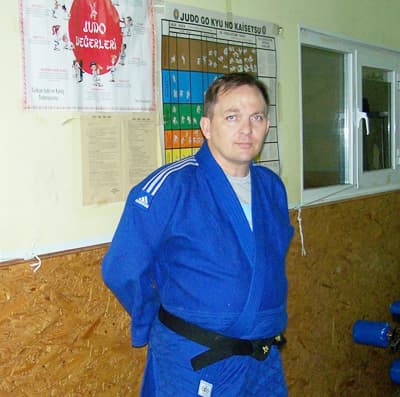 <font size="2"><font face="Arial"><strong>Beyaz Kuşak&rsquo;tan&nbsp; Başlıyor</strong><br /><br />Judo Antren&ouml;r&uuml;&nbsp;Ş&uuml;kr&uuml; &Ouml;zt&uuml;rk&nbsp;Judo&nbsp;sporcularının bellerine bağlanan kuşaklar ile&nbsp;anıldığını&nbsp;belirterek bu konuda&nbsp;ş&ouml;yle&nbsp;konuşuyor:</font></font><font size="2"><font face="Arial"><font color="#333399"> &ldquo;Kuşaklar sırasıyla; Beyaz, Sarı, Turuncu, Yeşil, Mavi, Kahverengi ve Siyahtır. Judoda kuşanılan kuşakların en y&uuml;kseği siyah kuşak olup, bu sporun ustalarına verilir. Bende Siyah Kuşak&nbsp;sahibiyim. Kuşaklar arasında y&uuml;kselme&nbsp;periodik&nbsp;sınavlar ile yapılmaktadır.&rdquo;</font></font></font>
