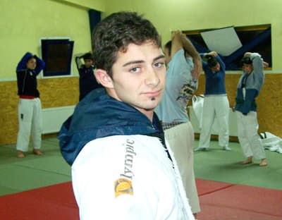<font size="2"><font face="Arial"><strong>T&uuml;rkiye Şampiyonasına&nbsp;Gidiyorlar</strong><br /><br />Antren&ouml;r&nbsp;Ş&uuml;kr&uuml; &Ouml;zt&uuml;rk&nbsp;B&uuml;y&uuml;kler T&uuml;rkiye&nbsp;Judo Şampiyonasının&nbsp;15 Aralıkta yapılacağını belirterek&nbsp;Sakarya Judo takımını temsilen&nbsp;&nbsp; Şampiyonaya&nbsp;66 Kiloda Serdar Tetik, 73 Kiloda Orhan Akdemir, 81 Kiloda Beytullah Tatar ve&nbsp;+100 Kiloda&nbsp;Sezgin İge&rsquo;nin katılacağını&nbsp;&nbsp; s&ouml;yledi. <br /><br />Antren&ouml;r&nbsp;&Ouml;zt&uuml;rk&nbsp;<font color="#333399">&ldquo;Sporcularım T&uuml;rkiye Şampiyonasında madalya ile d&ouml;necekler&rdquo;</font> dedi.<br /><br />Haber.Suat Beyenal</font></font>