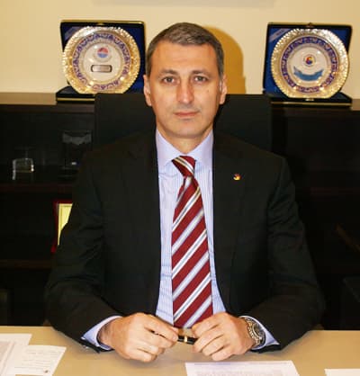 <p><font face="arial,helvetica,sans-serif" size="2">B&uuml;y&uuml;k Atat&uuml;rk'&uuml;n &ouml;ng&ouml;rd&uuml;ğ&uuml; &ccedil;ağdaş uygarlık d&uuml;zeyine ulaşmakla y&uuml;k&uuml;ml&uuml; olan T&uuml;rk Ulusu, Cumhuriyet'in kazanımlarını bug&uuml;n olduğu gibi gelecekte de koruma ve yaşatma kararlılığındadır. Gelişme ve kalkınma &ccedil;abalarımızda bizlere ışık tutan Cumhuriyet ilke ve devrimleri, bu hediyeyi sonsuza dek yaşatma g&ouml;revimizi yerine getirirken de yol g&ouml;stericimiz olmayı s&uuml;rd&uuml;recektir.</font></p><p><font face="arial,helvetica,sans-serif" size="2">&Uuml;lkesi ve ulusuyla b&ouml;l&uuml;nmez bir b&uuml;t&uuml;n olan demokratik, laik ve &ccedil;ağdaş kimliğiyle gelişip y&uuml;celen T&uuml;rkiye Cumhuriyeti, gelecek nesillere <br />bırakacağımız en değerli miras olacaktır.</font></p><p><font face="arial,helvetica,sans-serif" size="2">Bu duygu ve d&uuml;ş&uuml;ncelerle hepimizin 29 Ekim Cumhuriyet Bayramı'nı kutluyorum.</font></p>