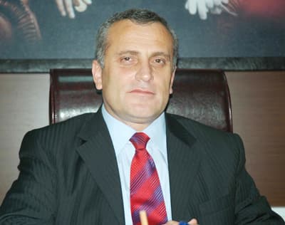 <font face="Arial" size="2" color="#000000"><strong>Ben de Aşı Olacağım</strong></font><br /><br /><font face="Arial" size="2">Gribin kısa s&uuml;rede &ccedil;abuk yayıldığını anlatan Bektaş, s&ouml;zlerini ş&ouml;yle tamamladı: <font color="#333399">&quot;Sağlık Bakanlığı tarafından g&ouml;nderilen ilk parti olan 3 bin 900 doz aşı ilimize ulaştı. Muhafaza altına aldık. &Ouml;nce sağlık personelini aşılayacağız. Ben de aşı olacağım. Kimse aşıdan korkmasın. Olmak istemeyenlere de zorla aşı yapmayacağız. Bakanlığımızın aşı yapılması konusunda talimatını bekliyoruz.&quot;</font> </font>