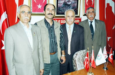 <font size="2"><font face="Arial"><strong><font color="#000000">Bari Madalya da Verilsin</font></strong><br /><br />G&uuml;neydoğu gazisi Ayhan Kaya (42) ise, <font color="#333399">&quot;Şehre indiler bey oldular. Davulla zurnayla karşılanır oldular&quot; <font color="#000000">diyerek tepki g&ouml;sterdi. Kaya,</font> &quot;Bunların temel d&uuml;ş&uuml;ncesi <strong>'Doğu ve G&uuml;neydoğu'yu biz y&ouml;neteceğiz, orada T&uuml;rkiye Cumhuriyeti yasalarını, g&uuml;venlik g&uuml;&ccedil;lerini g&ouml;rmek istemiyoruz. Batıyı da beraber y&ouml;neteceğiz'</strong> zihniyetinden başka bir şey değildir. Ter&ouml;ristlere iş hakkı, &ouml;ld&uuml;r&uuml;len ter&ouml;ristlerin yakınlarına tazminat gibi devletimizin şehit yakınları ve malul gazilerine tanıdığı hakların da verileceği konusunda haberler &ccedil;ıkmaktadır. Eğer b&ouml;yle bir uygulama i&ccedil;ine girilirse, onların bir tek madalyası eksik kalmaktadır. Bari madalya da verilsin. Sonunun nereye varacağı bilinmeyen bu t&uuml;r s&ouml;zde a&ccedil;ılımlar milli birliğin pekişmesinden ziyade, bu &uuml;lkenin b&ouml;l&uuml;nmez b&uuml;t&uuml;nl&uuml;ğ&uuml;n&uuml; &ouml;nemseyen Anayasamızın temel niteliklerini benimseyen vatandaşımızın siyaset kurumlarına olan g&uuml;venini ve yasalara olan inancını sarsmaktan başka bir amaca hizmet etmeyecektir. Yasalar herkes i&ccedil;in vardır ve herkese eşit uygulanmalıdır&quot;</font> diye konuştu. </font></font><p><font size="2"><font face="Arial"><font color="#333399">&quot;Vatanın b&ouml;l&uuml;nmez b&uuml;t&uuml;nl&uuml;ğ&uuml; ve milletin bağımsızlığı uğruna 30 yıl m&uuml;cadele ettiğimiz hainlerle aynı &ccedil;atı altında yaşamaya mahkum mu edileceğiz?&quot;</font> diyen Ayhan Kaya,<font color="#333399"> &quot;Şimdi soruyoruz. Biz vatan hainleri davul zurna ile karşılansın diye mi şehit olduk, gazi olduk? Bu hainler affedilecekse bizler niye kuşların bile zor yaşadığı o dağlarda 30 yıl bu hainlerle m&uuml;cadele ettik, can verdik? Hi&ccedil; kimse oy uğruna &uuml;&ccedil; beş &ccedil;apulcu i&ccedil;in şehit ve gazilerin onuruyla oynayamaz&quot;</font> dedi. </font></font></p>
