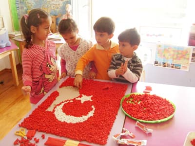 Bu Minikler, Kendi Elleriyle Türk Bayrağı Hazırladı