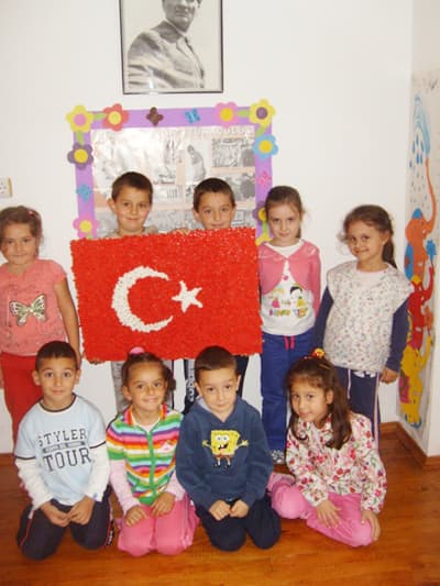 Bu Minikler, Kendi Elleriyle Türk Bayrağı Hazırladı