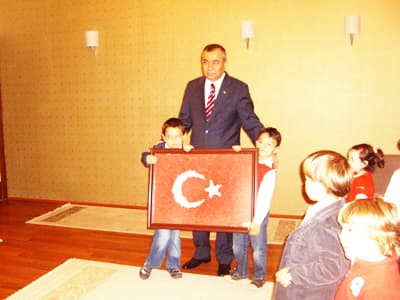 Bu Minikler, Kendi Elleriyle Türk Bayrağı Hazırladı