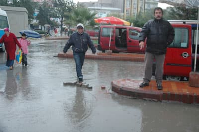 2 Gündür Süren Yağmur, Caddeleri Gölete Çevirdi