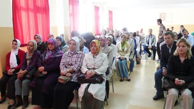 <font size="2"><font face="Arial"><strong>HİKMET ŞENLEN&rsquo;LE DEVAM<br /><br /></strong>Kurulda; Divan Başkanı Yunus &Ouml;z&ccedil;elik, okul kuralları hakkında genel hatırlatmaların yapılmasından sonra, ge&ccedil;en yılın ibrası ve yeni y&ouml;netim kurulu se&ccedil;imine gidildi. Velilerin yoğun katılımıyla ge&ccedil;en genel kurulda, daha &ouml;nce Sakarya Lisesi Okul Aile Birliğinde de g&ouml;rev alan Hikmet Şenlen başkan se&ccedil;ildi. Şenlen, <font color="#333399">&ldquo;İyi bir ekiple, okulumuzu &ccedil;ok daha iyi yerlere getirmeye &ccedil;alışacağız&rdquo;</font> dedi.</font></font> 