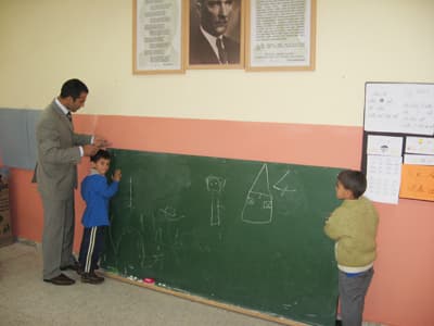 Boyayı Başkan Aldı, Okulu Öğretmenler Boyadı