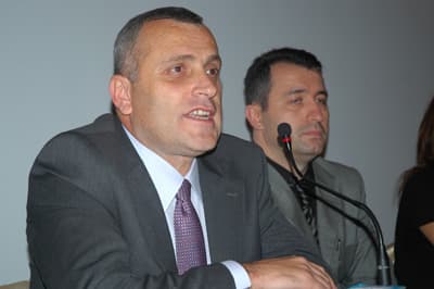 <font face="Arial" size="2">Hastalıkla ilgili bilgi veren Dr. Nazan Tuna da, hastalığın d&uuml;nya tarafından &ouml;nemsendiğini belirterek, &quot;2000 yılının başından beri devam eden pandemik salgını d&uuml;nyada b&uuml;y&uuml;k bir panik yaşanmasına neden oldu. Son 50 yılın en &ouml;nemli salgın hastalığı bu. D&uuml;nyada 414 bin 944 kişi salgına yakalandı. 4 bin 999 vaka 18 Ekim tarihine kadar olan s&uuml;re&ccedil;te &ouml;l&uuml;mle sonu&ccedil;landı. &Ouml;l&uuml;mler G&uuml;ney ve Kuzey Afrika'da yaşandı. T&uuml;rkiye halen risk altında. Salgının &ouml;n&uuml;m&uuml;zdeki g&uuml;nlerde daha da artacağı endişesini taşıyorum&quot; diye<br />konuştu.&nbsp;&nbsp;</font>