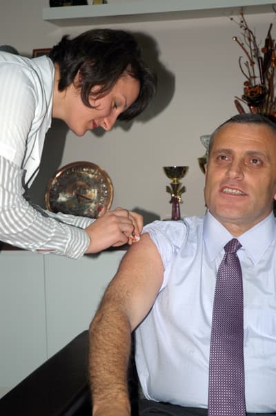 <font face="Arial" size="2">İl Sağlık M&uuml;d&uuml;r&uuml; Dr. Hasan Bektaş da, &ccedil;alışanlarına aşı olma ve aşının &ouml;nemi konunda bilgi verdi. Panelin sonunda İl Sağlık M&uuml;d&uuml;r&uuml; Bektaş, Sakarya Eğitim ve Araştırma Hastanesi Enfeksiyon Hastalıkları Klinik Şefi Do&ccedil;. Dr. Oğuz Karabay ve aynı hastaneden Uzman Dr. Nazan Tuna ile birlikte domuz gribi aşısı oldu. Bektaş, kimseye zorla aşı yapılmayacağını belirterek, <font color="#333399">&quot;İlde aşılama işlemleri başladı. Bize gelen 3 bin 900 doz aşıdan ilk etapta 700 adedi bug&uuml;n sağlık &ccedil;alışanlarına yapıldı. Risk grubunda olan &ccedil;ocuklar konusunda veliler &ouml;nce bilgilendirilecek, aşı yaptırmak istemeyenler ise belge ile istemediğini kanıtlayacak. Kimseye zorla aşı yapılmayacak. &Ccedil;ocukların aşıları okullarında yapılacak. Ben de &ccedil;alışanlarım gibi aşı oluyorum. Herkesin de olmasını istiyorum&quot;</font> dedi.</font>&nbsp;&nbsp; 