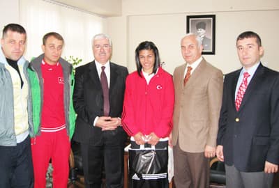 <strong><font face="Arial" size="2">&Ouml;ğretmen Olmak İstiyormuş</font></strong> <p><font face="Arial" size="2">Atletizm dalındaki başarılarıyla &uuml;lkemize ve ilimize b&uuml;y&uuml;k gurur yaşatan milli sporcumuz K&uuml;bra Sesli kazandığı başarılarda okul m&uuml;d&uuml;r&uuml;n&uuml;n ve &ouml;ğretmenlerinin b&uuml;y&uuml;k payı olduğunu belirterek, amacının eğitimini başarıyla s&uuml;rd&uuml;rmek ve Spor Akademisi&rsquo;nde okuyarak ileride iyi bir Beden Eğitimi &Ouml;ğretmeni olmak istediğini s&ouml;yledi.</font></p>