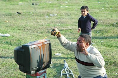 <font size="2"><font face="Arial"><strong>Kimse Su Vermedi</strong><br /><br />Şahsın dalgınlığından yararlanan polis, tutuşan televizyonun bir par&ccedil;asını alıp bir kenara atmaya &ccedil;alışınca elinden hafif yaralandı. Vatandaşlardan yanan televizyonun s&ouml;nd&uuml;r&uuml;lmesi i&ccedil;in su isteyen polise kimse su getirmezken, polisler Aydeniz'i ikna etmeye &ccedil;alıştı. Yanan televizyonun &uuml;zerine su d&ouml;ken polis, televizyonun patlamasını da engellemiş oldu.<br /><br />Televizyonun s&ouml;nd&uuml;r&uuml;lmesinin ardından eylemci şahıs polis tarafından ikna edilerek evine g&ouml;t&uuml;r&uuml;ld&uuml;.&nbsp;&nbsp; </font></font>