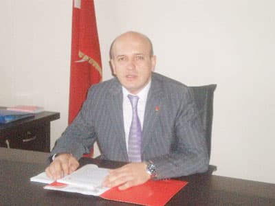 <font size="2"><font face="Arial"><strong>Belediye başkanı ne yaptığını bilmeli, ısmarlama fikirlerle iş yapmamalı</strong><br /><br />Ne yapacağını bilmeden&nbsp;şehrin sakinlerini ve dinamiklerini doğru hedefe y&ouml;neltmek ve g&ouml;t&uuml;rmek m&uuml;mk&uuml;n değildir. Marka şehirler, ziyaret&ccedil;ileri, &ouml;ğrencileri,&nbsp;yatırımcıları, n&uuml;fusunun kompozisyonunu, kaderini kendi elinde tutmayı ama&ccedil;lamalıdır. Benim istediklerim gelsin, benim istediklerim yatırım yapsın ve benim istediklerim hemşehrim olsun demek bencilce y&ouml;netimin bir g&ouml;stergesidir. Halkınıza yararı olmaz. Y&ouml;netimin elinde b&uuml;y&uuml;k fırsatlar vardır ancak bu fırsatları g&ouml;recek ferasete ihtiya&ccedil; duymaktadır. Bu feraset Saadet Partisi&rsquo;ndedir. <br /><br /><strong><font color="#333399">Anlaşmanın i&ccedil;eriği nelerden oluşuyor? Ne kadar harcama yapıldı? Ni&ccedil;in araştırmalar Sakarya &Uuml;niversitesi&rsquo;nde yaptırılmadı?</font></strong> Halkımız bu soruların yanıtlarını merak ediyor. </font></font>
