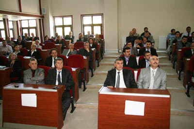 <font face="Arial" size="2" color="#000000"><strong>Yeniliği Yakalamayı Ama&ccedil;lıyoruz</strong></font><br /><br /><font size="2"><font face="Arial">Seminer programını değerlendiren İnsan Kaynakları ve Eğitim Dairesi Başkanı Murteza Oktar,<font color="#333399"> &ldquo;Ger&ccedil;ekleştirdiğimiz seminer programımızla personelimizin &ccedil;ağa uygun, modern y&ouml;netim anlayışlarından haberdar olmasını ve yeniliği yakalamasını ama&ccedil;lıyoruz. Farklı alanlarda verilen eğitimler sayesinde personelimizin daha dinamik ve sorunlar karşısında pratik &ccedil;&ouml;z&uuml;mler &uuml;retmesini sağlıyoruz. Bundan sonra ki s&uuml;re&ccedil;te de eğitim programlarımız artarak devam edecek&rdquo;</font> dedi.</font></font>