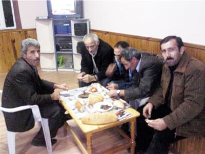 <strong><font face="Arial" size="2" color="#000000">Mangal Sefası ile&nbsp;Renkleniyor</font></strong> <p><font face="Arial" size="2">Konuyla ilgili g&ouml;r&uuml;şt&uuml;ğ&uuml;m&uuml;z Sakarya Erzurumlular Derneği başkanı M&uuml;kerrem Ko&ccedil;, sıra gecelerini d&uuml;zenlemekteki ama&ccedil;larının Sakarya&rsquo;da yaşayan hemşehrilerini kaynaştırmak olduğunu belirterek<font color="#333399">, &ldquo;Birliktelik ve kaynaşma adına bu t&uuml;r faaliyetlere &ouml;nem veriyoruz. Her hafta Salı ve Cumartesi g&uuml;n&uuml; d&uuml;zenlediğimiz sıra geceleri de bunlardan sadece birisi. Sıra geceleri y&ouml;resel yemekler ve mangal sefası ile de renkleniyor. Sakarya&rsquo;da yaşayan Erzurumluları sıra gecelerimize bekliyoruz&rdquo;</font> dedi.</font></p><p><font face="arial,helvetica,sans-serif" size="2"><strong>Haber:</strong> H&uuml;lya S&uuml;r&uuml;c&uuml;</font></p>
