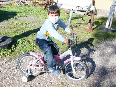 <strong><font face="Arial" size="2">Ayakta Duramıyordu</font></strong> <p><font size="2"><font face="Arial">Kurt, ş&ouml;yle konuştu:<font color="#333399"> &quot;Hep kabakulak teşhisi koyup eve g&ouml;nderiyorlardı. İla&ccedil;larımızı kullanmadığımız gerek&ccedil;esiyle &ccedil;ocuğun k&ouml;t&uuml;leştiğini s&ouml;yl&uuml;yorlardı. Bir g&uuml;nde beş doktora g&ouml;t&uuml;rd&uuml;ğ&uuml;m zaman oldu. B&ouml;yle bir ay uğraştım. En son yine bir akşam rahatsızlanan &ccedil;ocuğumu yine doğumevine g&ouml;t&uuml;rd&uuml;k ve yine kabakulak dendi, ila&ccedil; verildi, eve gitmemiz istendi. &Ccedil;ocuk artık ayakta duramıyordu. Bende eve gitmek yerine </font><font color="#333399">İzmit Eğitim ve Araştırma Hastanesi'ne g&ouml;t&uuml;rd&uuml;m. Doktor muayene ederken &ccedil;ocuğun ayakta durmasını istedi. Ancak &ccedil;ocuk ayakta duramıyor, bacaklarıma sarılıyordu. Daha doktor tahlil yapmadan &ccedil;ocuğuma 'l&ouml;semi' teşhisi koydu. Tahlillerde teşhisi doğruladı.&quot;</font></font></font></p><p><font face="arial,helvetica,sans-serif" size="2" color="#000000"><strong>Sen Ne Bi&ccedil;im Babasın?</strong></font></p><p><font face="arial,helvetica,sans-serif" size="2">İzmit'teki hastanede yer olmadığı gerek&ccedil;esiyle &ccedil;ocuğunun G&ouml;ztepe Eğitim ve Araştırma Hastanesi'ne sevk edildiğini kaydeden Kurt, o zor ge&ccedil;en gecede yaşadıklarını ş&ouml;yle anlattı:<font color="#333399"> &quot;Eşim doktora <strong>'Yanımızda &ccedil;amaşır yok. Eve uğrayıp yarın İstanbul'a gidebilir miyiz?'</strong> dedi. Doktor eşime <strong>'İşin ciddiyetini bilmiyorsunuz. &Ccedil;ocuğunuz &ouml;l&uuml;yor, sabaha ya &ccedil;ıkar ya &ccedil;ıkmaz'</strong> diye tepki g&ouml;sterdi. Biz de acele olarak gece G&ouml;ztepe'ye geldik. Hemen muayene ve tahlilleri yapıldı. Doktor beni yanına &ccedil;ağırdı ve <strong>'Sen ne bi&ccedil;im babasın? &Ccedil;ocuğun halini g&ouml;rm&uuml;yor musun? &Ccedil;ocuğun bitmiş ardık. 24 saat ya yaşar ya yaşamaz. Hastalığı en ileri safhaya gelmiş. Bu zamana kadar neredeydiniz?'</strong> diye kızdı. &Ccedil;ok &uuml;z&uuml;ld&uuml;k.&quot;</font></font></p><p><font face="arial,helvetica,sans-serif" size="2">Hastalığın en ileri seviyede olması sebebiyle hem Ahmet'in hem de kendilerinin &ccedil;ok zor anlar yaşadıklarını dile getiren Kurt, &ccedil;ocuğuna ağır bir kemoterapi uygulandığını kaydetti.<br /><br /><strong><font color="#333399"><font color="#000000">Kemoterapiyi Kaldıramayabilirdi</font><br /><br /></font></strong></font><font face="arial,helvetica,sans-serif" size="2">Kurt,<font color="#333399"> &quot;Doktor bizi yanına &ccedil;ağırarak Ahmet'e kemoterapi uygulanacağını s&ouml;yledi. Ancak genelde hastalara 50 cc'lik kemoterapi uygulanıyormuş. Ahmet'in durumunun &ccedil;ok k&ouml;t&uuml; olması sebebiyle 150 cc uygulayacaklarını s&ouml;ylediler. Doktorlar <strong>'&Ccedil;ocuğunuz bu kemoterapiyi kaldıramayabilir, kemoterapi uygulamasak ta zaten hayatını kaybedebilir' </strong>dediler ve bizden imza aldılar. &Ccedil;ok ş&uuml;k&uuml;r bir şey olmadı. Şu anda evde tedavisi s&uuml;r&uuml;yor. Durumu iyiye gidiyor. Hem doktorlar, hem hastane personeli, hem de yakın &ccedil;evrem Ahmet'in bu kadar iyileşmesine şaşırıyorlar.&quot;</font> diye konuştu.</font></p><p><font face="arial,helvetica,sans-serif" size="2">Oğlunun hastalığı ile uğraşması sebebiyle uzun s&uuml;re işe gidemediği, bu sebeple işinden olduğunu belirten baba Kurt, uzun s&uuml;re iş aramasına rağmen bulamadığını, Yeşil Kart alarak &ccedil;ocuğunun tedavi masraflarını karşılamaya &ccedil;alıştığını s&ouml;yledi.</font></p>
