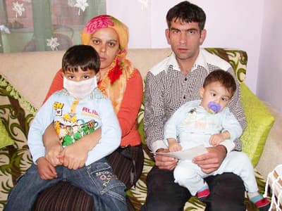 <strong><font face="Arial" size="2" color="#000000">Derdi Veren Allah Dermanını da Veriyor</font></strong> <p><font face="Arial" size="2">Kurt, Ahmet ile uğraşmaktan 2 yaşındaki gelişim bozukluğu yaşayan diğer &ccedil;ocuğu Uğurcan ile ilgilenemediklerini dile getirdi.</font></p><p><font face="arial,helvetica,sans-serif" size="2">Anne Neslihan Kurt da &ouml;ld&uuml; &ouml;lecek g&ouml;z&uuml;yle bakılan &ccedil;ocuğunun durumunun iyi gitmesi sebebiyle b&uuml;y&uuml;k sevin&ccedil; yaşadığını belirterek,<font color="#333399"> &quot;O zamana nazaran Ahmet şimdi &ccedil;ok &ccedil;ok iyi durumda. İstanbul'a gittiğimizde durumu son derece k&ouml;t&uuml;yd&uuml;. &Ouml;ld&uuml; &ouml;lecek dendi. Derdi veren Allah dermanını da veriyor. &Ouml;nce Allah'ın izni, sonra doktorumuzun b&uuml;y&uuml;k &ccedil;abası ve dualarımızla Ahmet yeniden ayağa kalktı.&quot; </font>şeklinde konuştu</font></p><p><font face="arial,helvetica,sans-serif" size="2"><strong>&Ouml;lmek &Uuml;zereydi</strong></font></p><p><font face="arial,helvetica,sans-serif" size="2">G&ouml;ztepe Eğitim ve Araştırma Hastanesi Pediatrik Hematoloji ve Onkoloji uzmanı Dr. &Ccedil;etin Timur ise Ahmet'in hastaneye geldiğinde durumunun &ccedil;ok k&ouml;t&uuml; ve &ouml;lmek &uuml;zere olduğunu belirtti.</font></p><p><font face="arial,helvetica,sans-serif" size="2">Timur, <font color="#333399">&quot;Kanserli h&uuml;cre her tarafını sarmıştı. Karaciğer, dalak b&uuml;y&uuml;m&uuml;ş işlevini yapamaz hale gelmişti. Genel durumu &ccedil;ok k&ouml;t&uuml;yd&uuml;. &Ouml;lmek &uuml;zereydi. Kanserli h&uuml;creyi sayan makine bile kanserli h&uuml;creleri belli bir yere kadar sayabildi. Ağır ve uzun bir tedaviye başladık. Ancak tedaviye &ccedil;ok iyi cevap verdi. Hepimizi şaşırttı. 7-8 ay kemoterapi g&ouml;rd&uuml;. Şu an hayati tehlikeyi atlattı. 5 yıl daha kontrol&uuml;m&uuml;z altında olacak.&quot;</font> bilgisini verdi.</font></p>